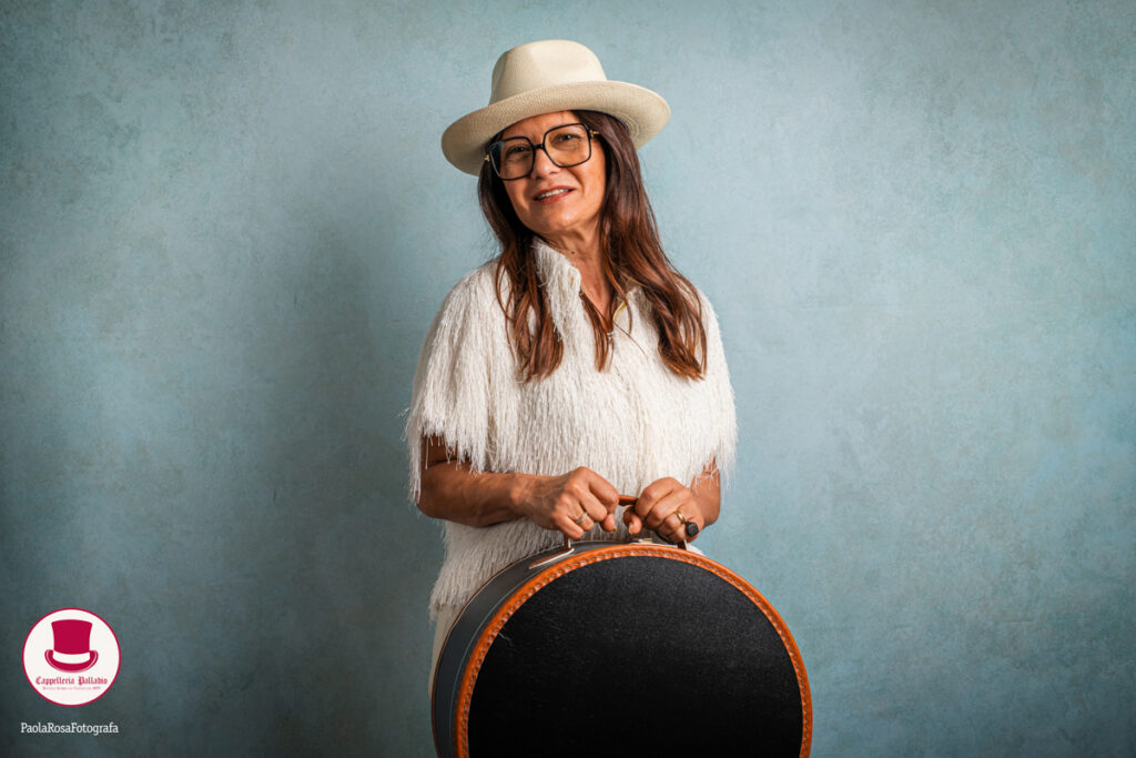 Con la testa tra i cappelli