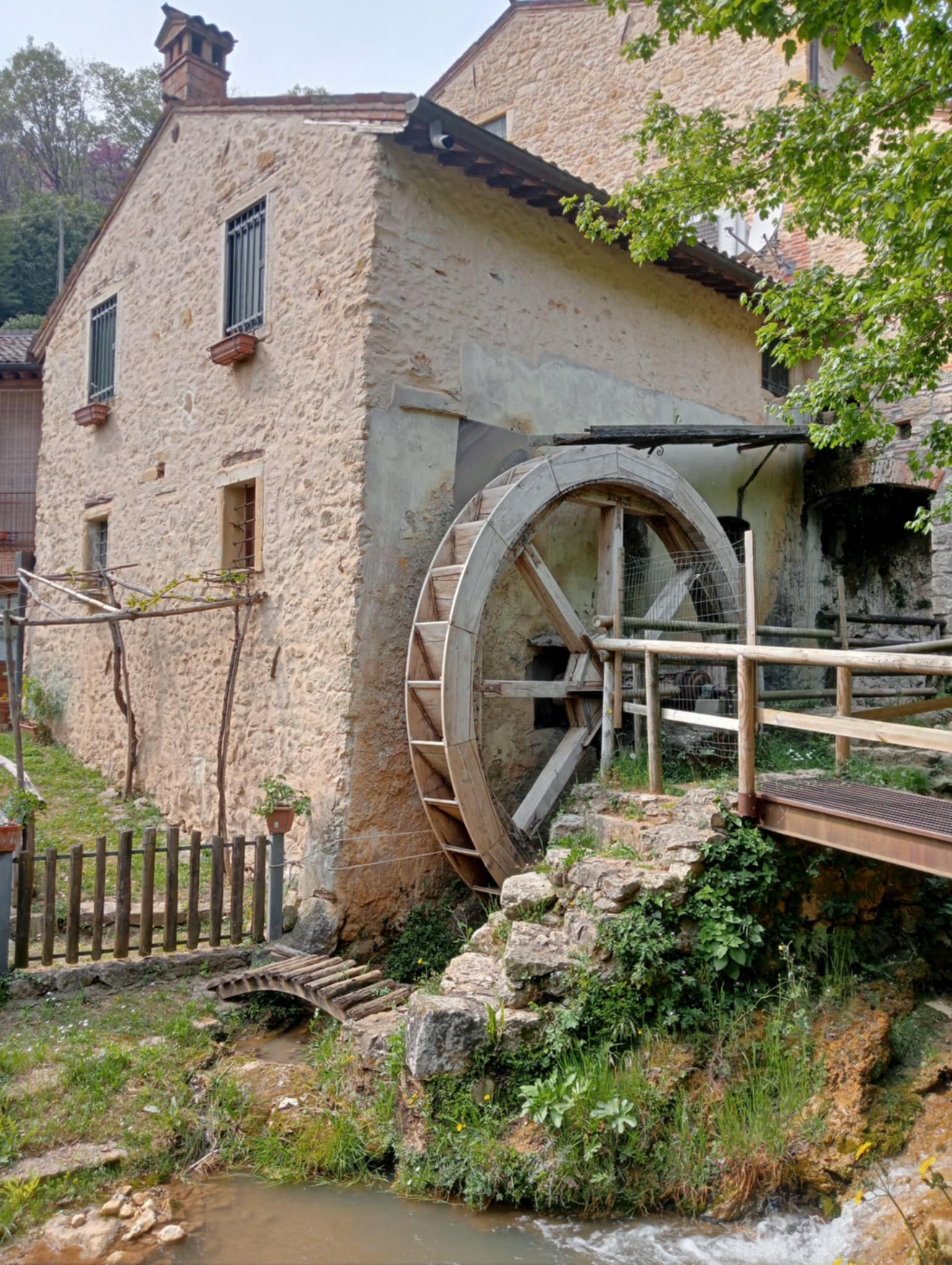 Lungo il Sentiero dei tre Campanili al Vento e le Vie dell’Acqua in Val di Chiampo