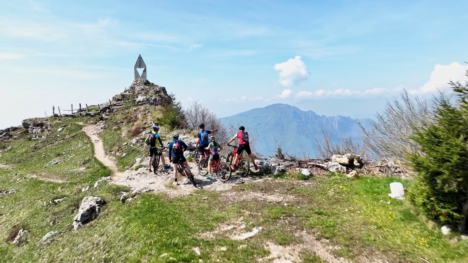 I percorsi in mountain bike, gravel ed e-bike tra boschi e strade militari storiche