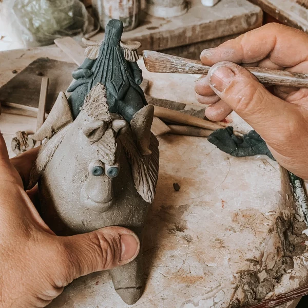 Plasmare con le mani i cuchi di ceramica